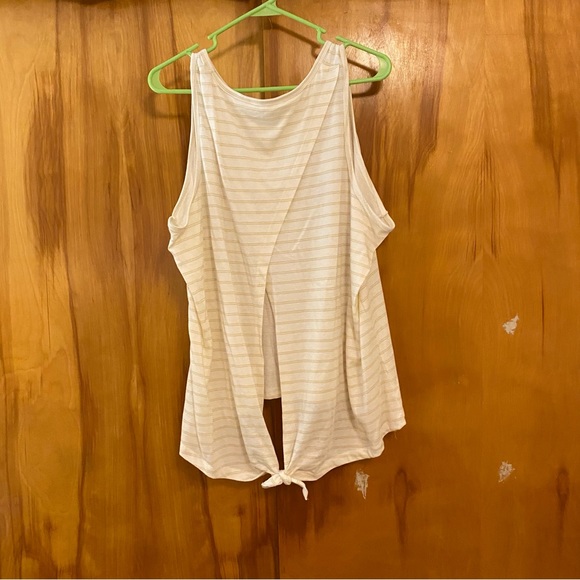 Mountain and Isles Top - Picture 5 of 6